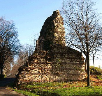 Tortona (Alessandria, Piemonte). Resti delle mura del Castello