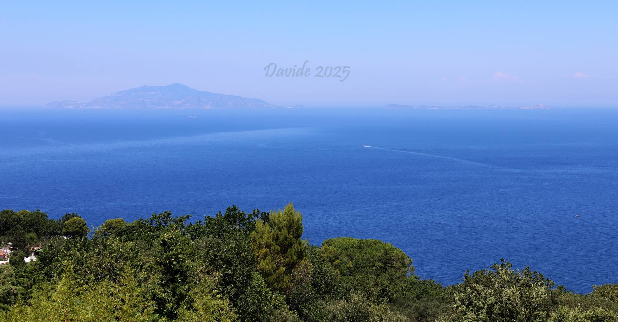 Anacapri (Naples, Campania – Island of Capri, Italy). Panorama of the Gulf of Naples with the islands of Ischia, Vivara, and Procida, photographed from Hotel Bellavista. Fotograph of Davide (July 2025). © Davide Tansini