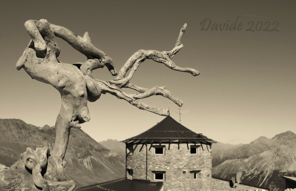 Davide, “Forme sfuggenti #100 – Tibet Hütte”, Stelvio/Stilfs (Bolzano – Alto Adige/Bozen – Südtirol, Trentino-Alto Adige/Südtirol – Val Venosta/Vinschgau, Italia), settembre 2022. © Davide Tansini
