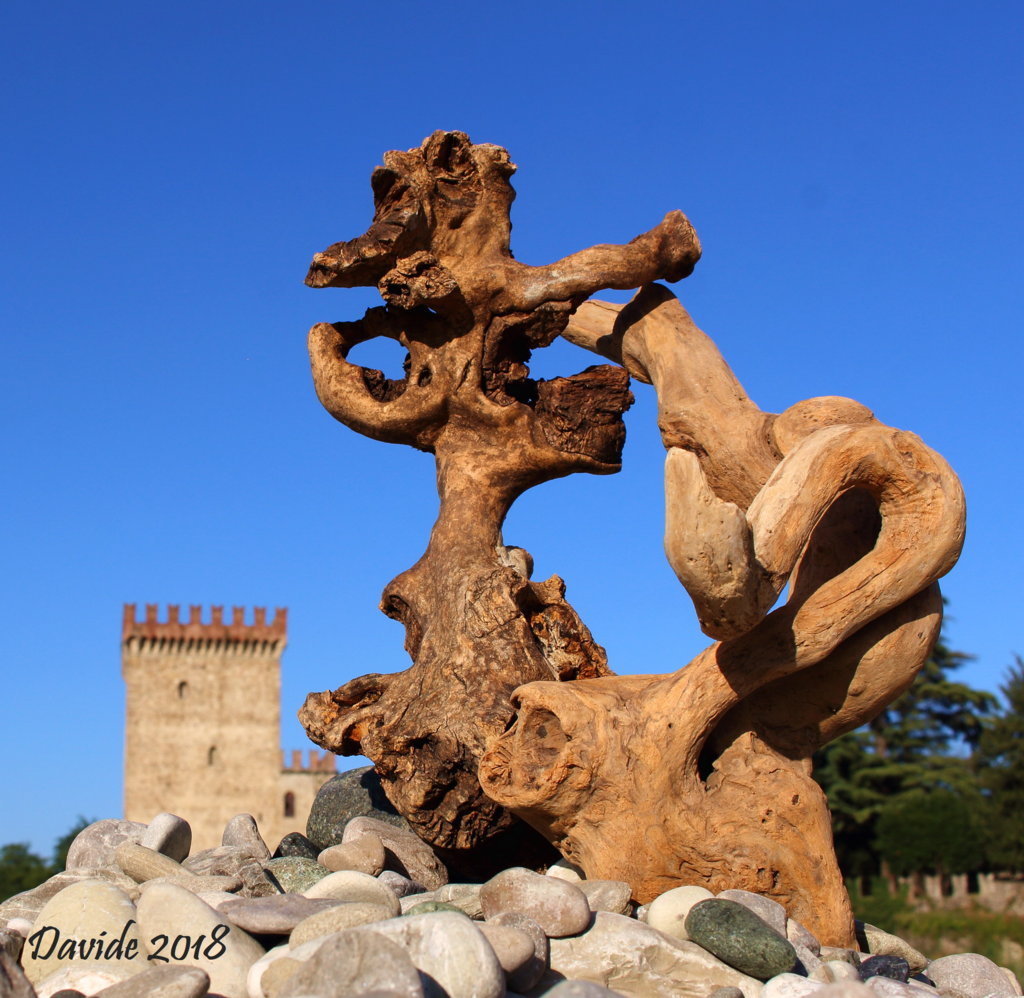 Davide, “Forme sfuggenti #16 – Castello di Riva”, Ponte dell’Olio (Piacenza, Emilia-Romagna – Val Nure, Italia), settembre 2018. © Davide Tansini