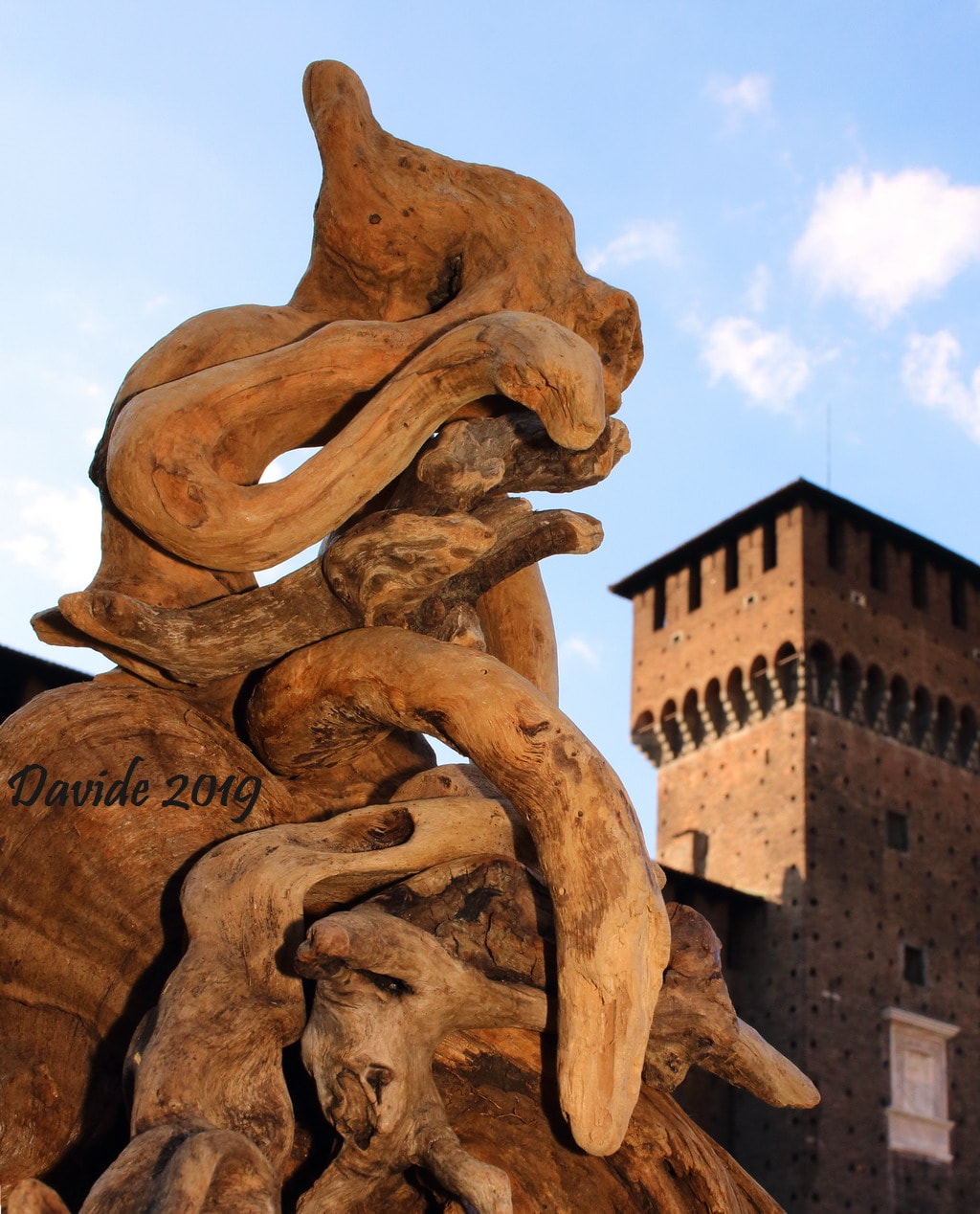 Davide, “Forme sfuggenti #36 – Castello Sforzesco”, Milano (Lombardia – Italia), agosto 2019. © Davide Tansini