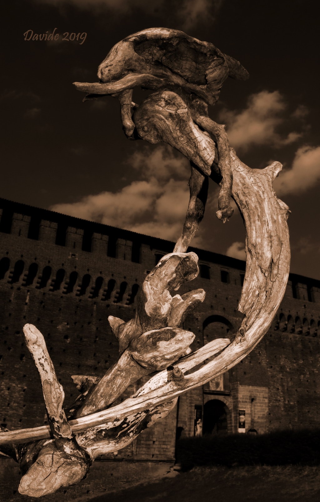 Davide, “Forme sfuggenti #36 – Castello Sforzesco”, Milano (Lombardia – Italia), agosto 2019. © Davide Tansini