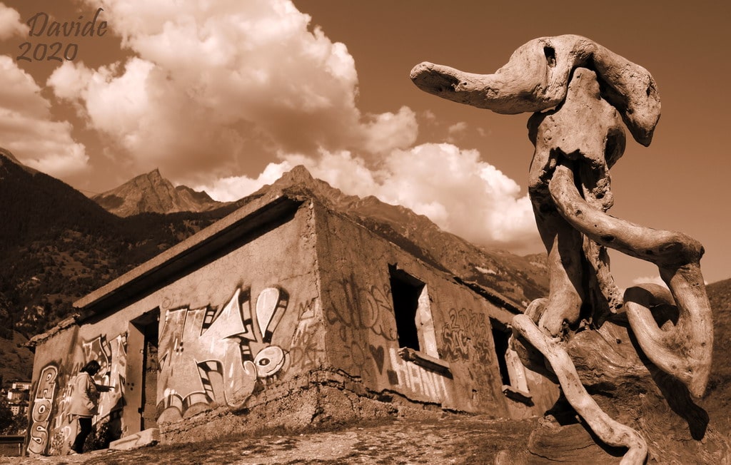 Davide, “Forme sfuggenti #66 – Maison Penchée”, Modane (Savoia, Alvernia-Rodano-Alpi – Val Moriana, Francia), settembre 2020. © Davide Tansini