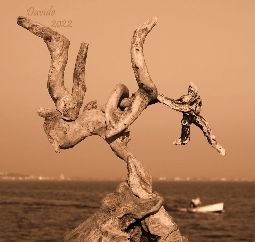 Davide, “Forme sfuggenti #91 – La darsena”, Desenzano del Garda (Brescia, Lombardia – Lago Benaco, Italia), marzo 2022. © Davide Tansini