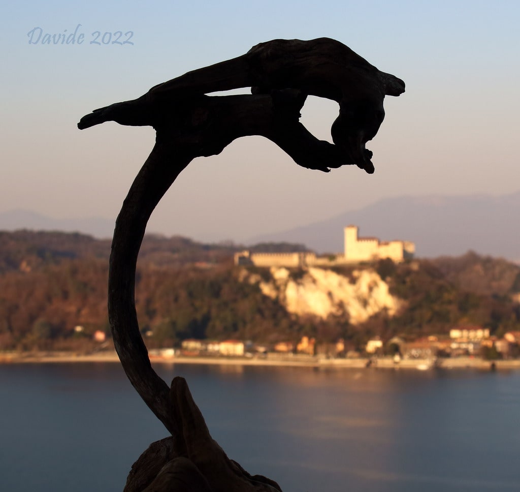 Davide, “Forme sfuggenti #92 – Rocca Borromea”, Arona (Novara, Piemonte – Lago Maggiore, Italia), marzo 2022. © Davide Tansini