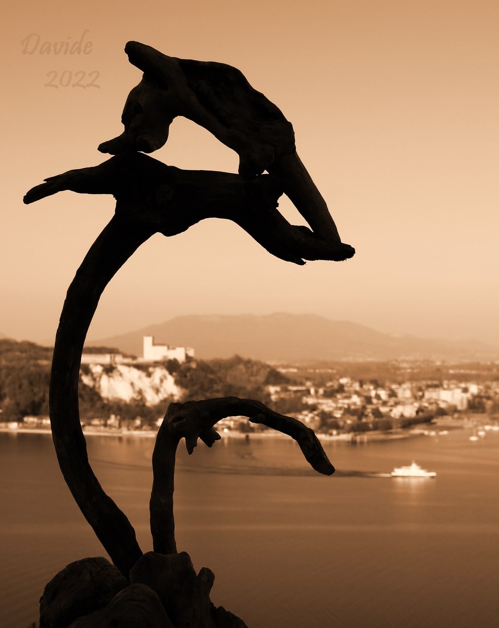 Davide, “Forme sfuggenti #92 – Rocca Borromea”, Arona (Novara, Piemonte – Lago Maggiore, Italia), marzo 2022. © Davide Tansini