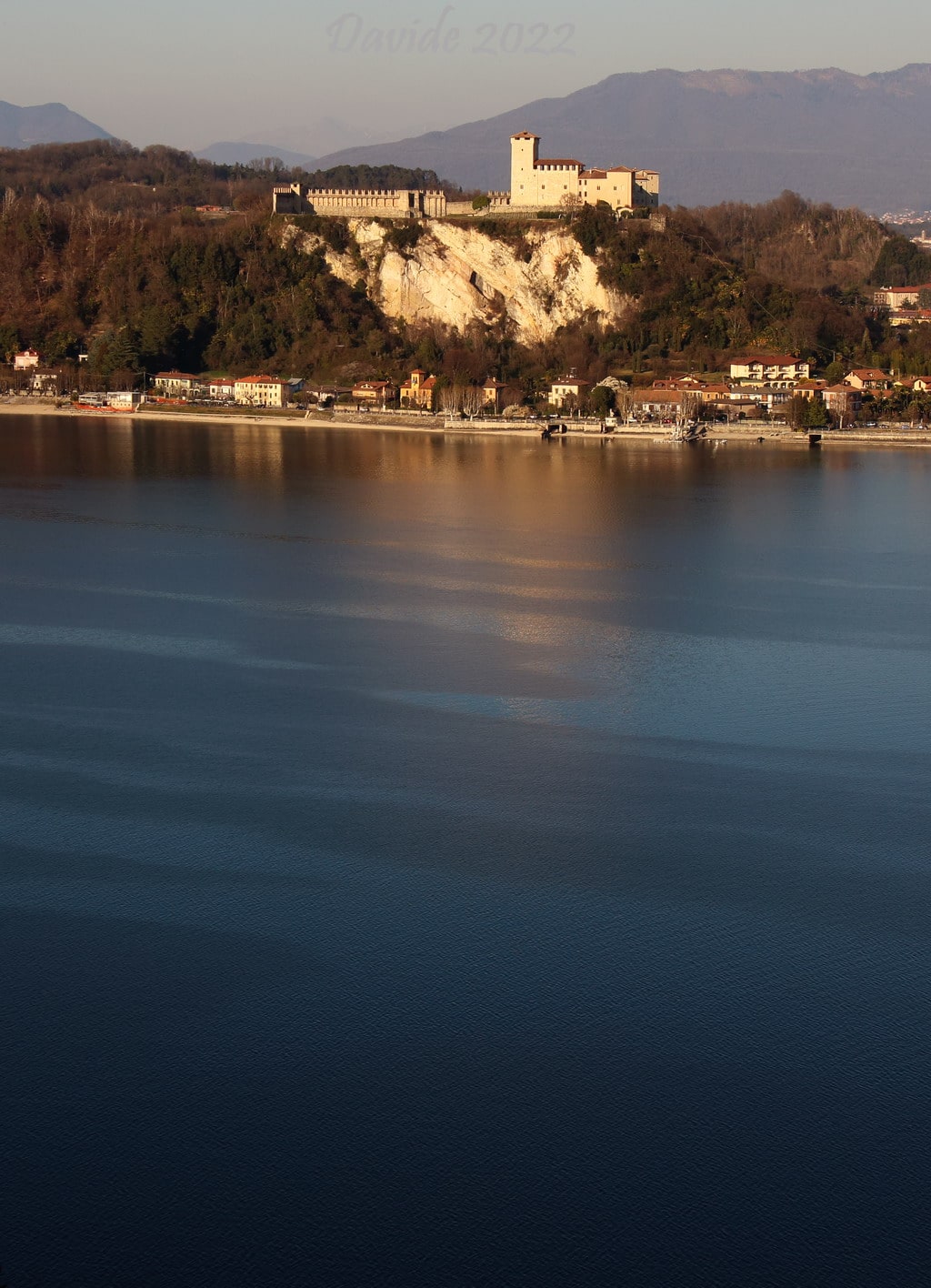 Davide, “Il Lago Maggiore e la Rocca Borromeo di Angera ripresi dalla Rocca Borromea di Arona”, Arona (Novara, Piemonte – Lago Verbano, Italia), marzo 2022. © Davide Tansini
