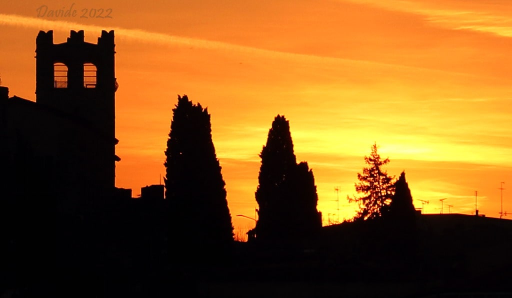 Davide, “Profilo di Desenzano e del suo castello al tramonto”, Desenzano del Garda (Brescia, Lombardia – Lago Benaco, Italia), marzo 2022. © Davide Tansini