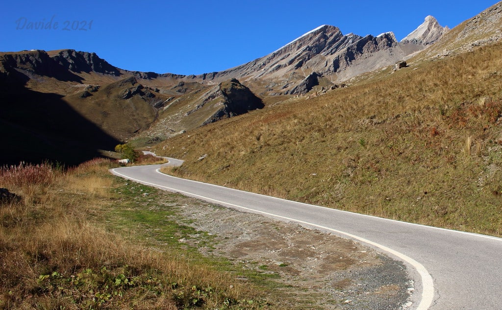 Davide, “Strada verso il Colle dell’Agnello”, Pontechianale (Cuneo, Piemonte – Valle Varaita, Italia), ottobre 2021. © Davide Tansini