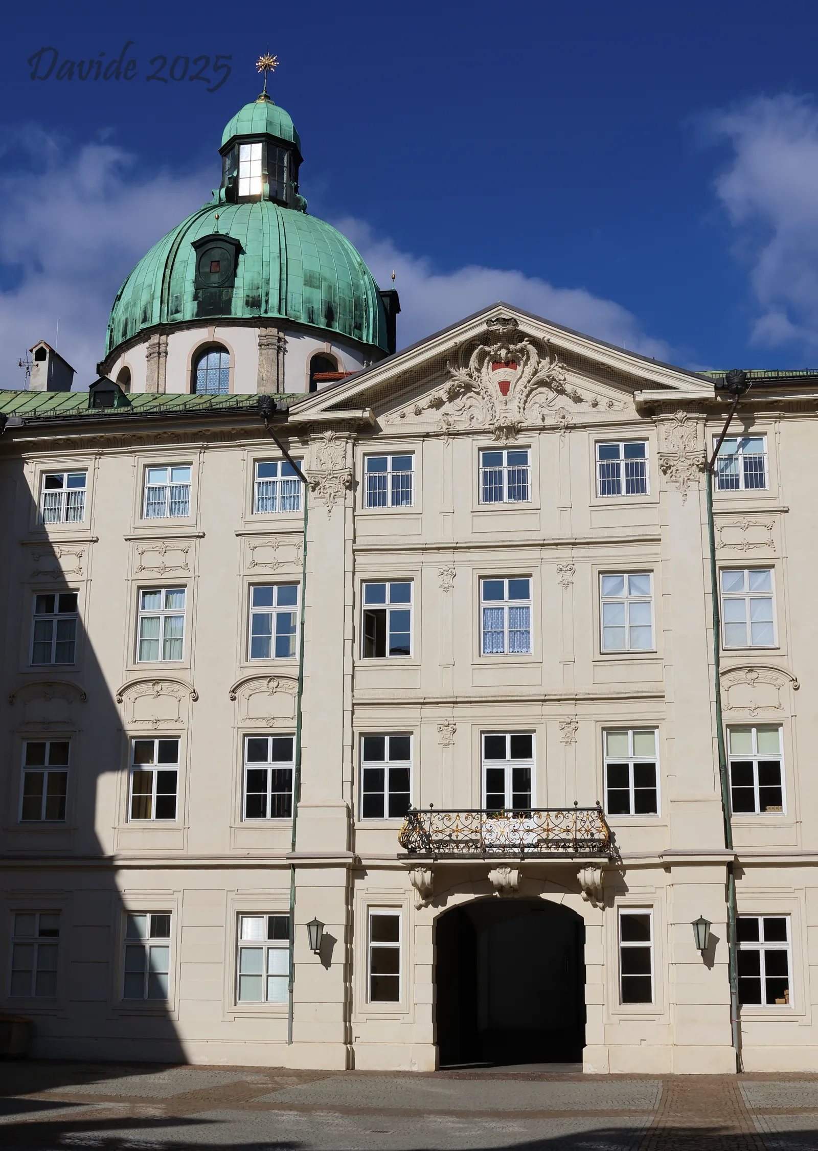 Innsbruck (Tirolo – Austria). Cortile d’onore dell’Hofburg e cupola del Duomo di San Giacomo. Fotografia di Davide (ottobre 2025). © Davide Tansini