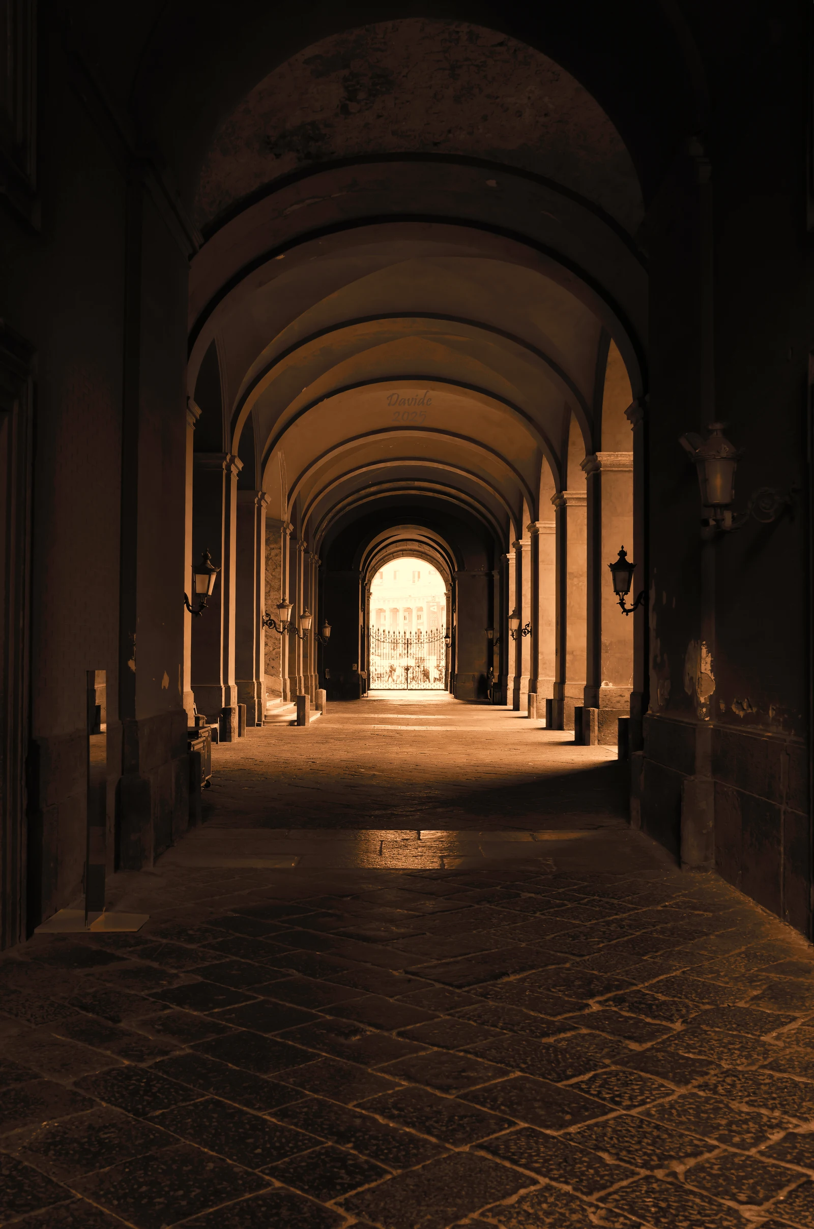 Napoli (Campania – Golfo Partenopeo, Italia). Palazzo Reale: ambulacro dell’ala nord-ovest. Fotografia di Davide (ottobre 2025). © Davide Tansini