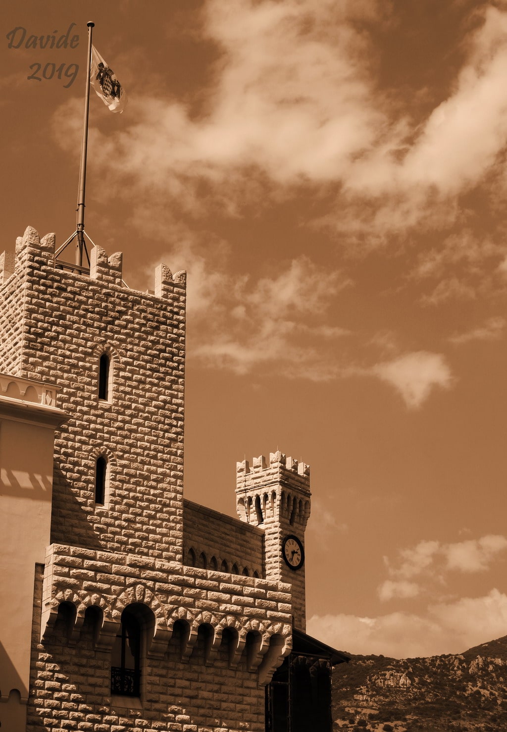 Monaco-Ville (Principato di Monaco). Palazzo dei Principi Grimaldi (Palais Princier de Monaco): lato Sud-Est della Torre di Santa Maria (tour Sainte-Marie). Fotografia di Davide (agosto 2019). © Davide Tansini