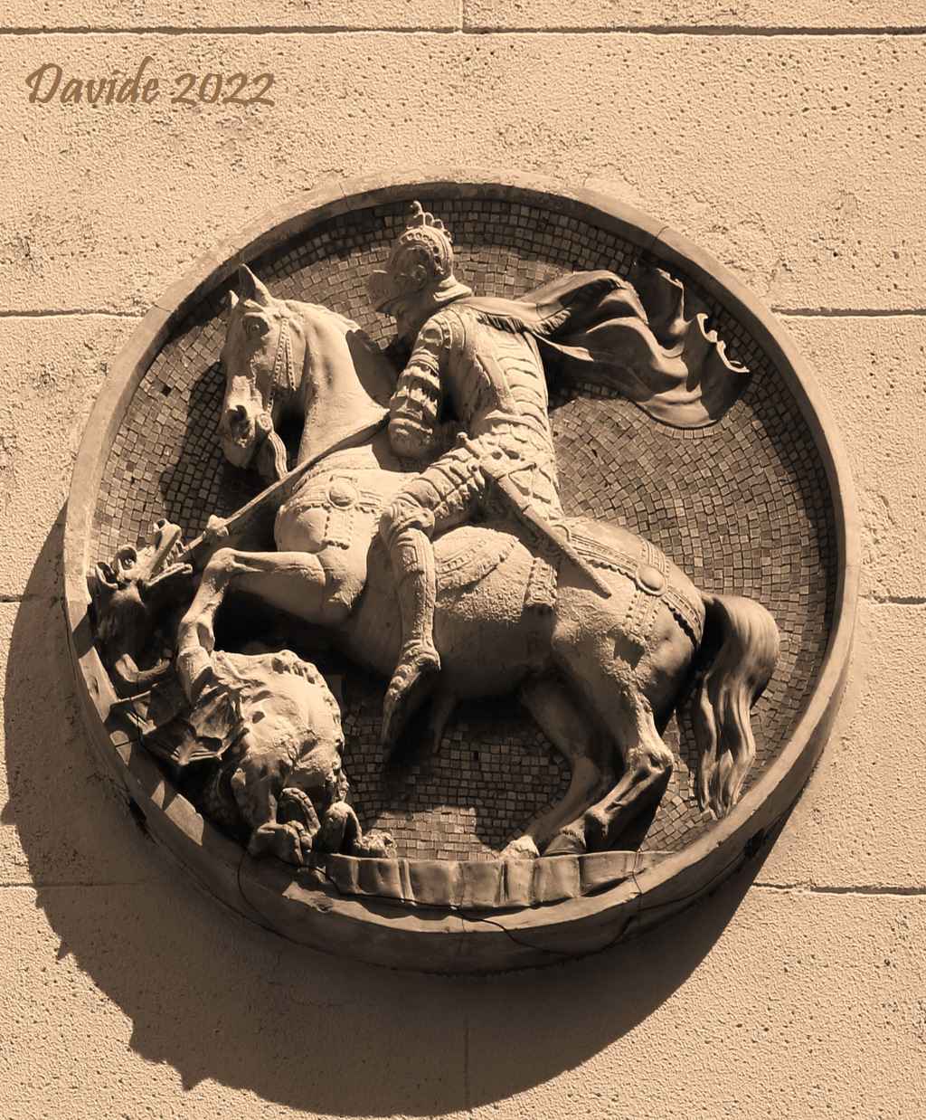 Rapallo (Genova, Liguria – Tigullio, Italia). “San Giorgio e il drago”: formella del Lungomare Castello. Fotografia di Davide (agosto 2022). © Davide Tansini