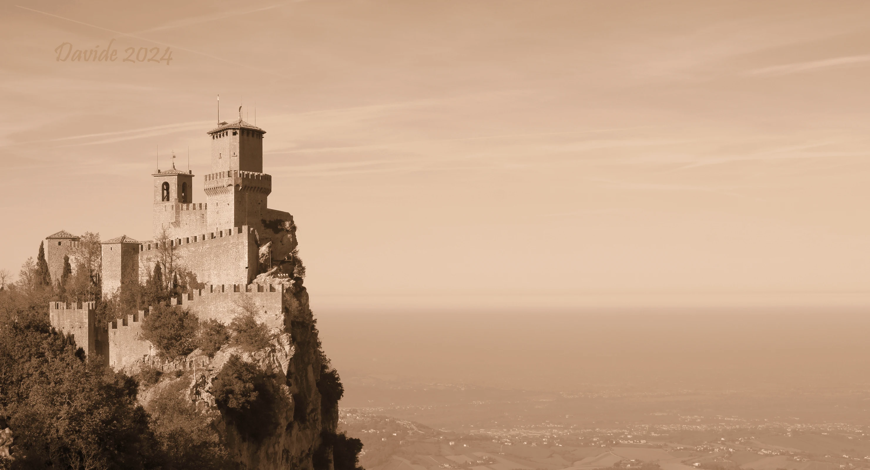 San Marino (Repubblica di San Marino). La Rocca (Guaita o Prima Torre) ripresa dalla Cesta (o Seconda Torre). Fotografia di Davide (novembre 2024). © Davide Tansini