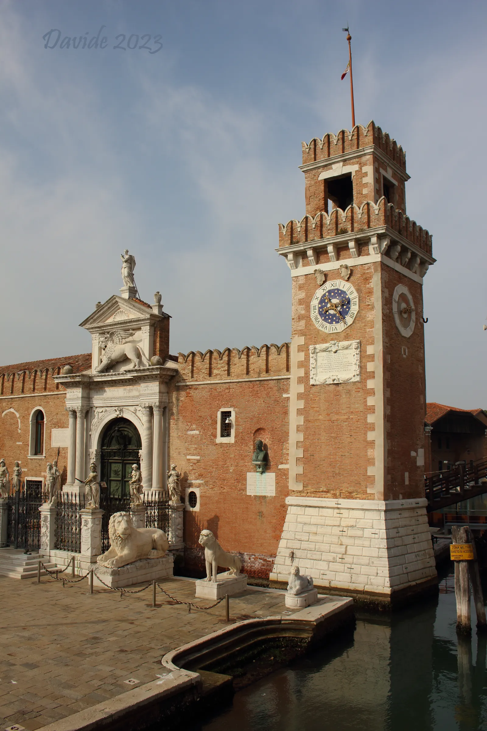 Venezia (Veneto – Italia). Arsenale: Magna Porta e Torre dell’Orologio. Fotografia di Davide (ottobre 2023). © Davide Tansini