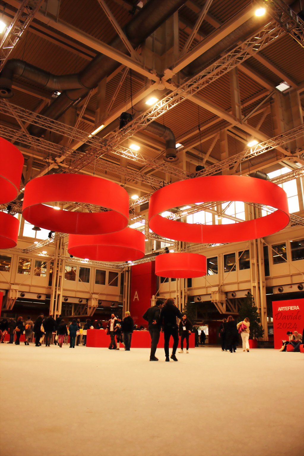 Bologna (Emilia-Romagna – Italia). Atrio del Centro Servizi allestito per la 50ª edizione di «Arte Fiera» alla Fiera di Bologna. Fotografia di Davide (febbraio 2024). © Davide Tansini