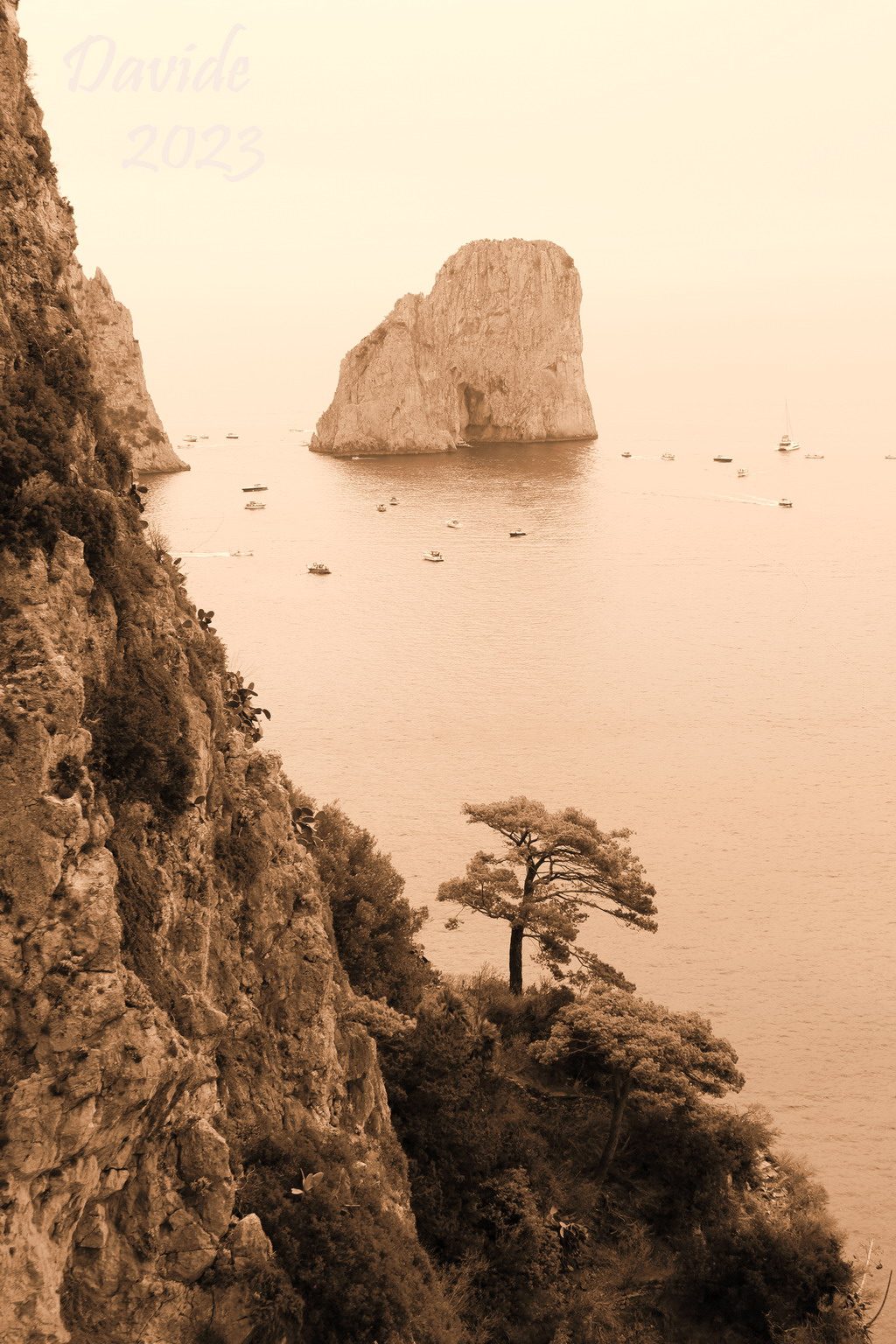 Isola di Capri (Napoli, Campania – Arcipelago Campano, Italia). Grotta di Fra’ Felice e i Faraglioni, ripresi da Via Krupp. Fotografia di Davide (settembre 2023). © Davide Tansini
