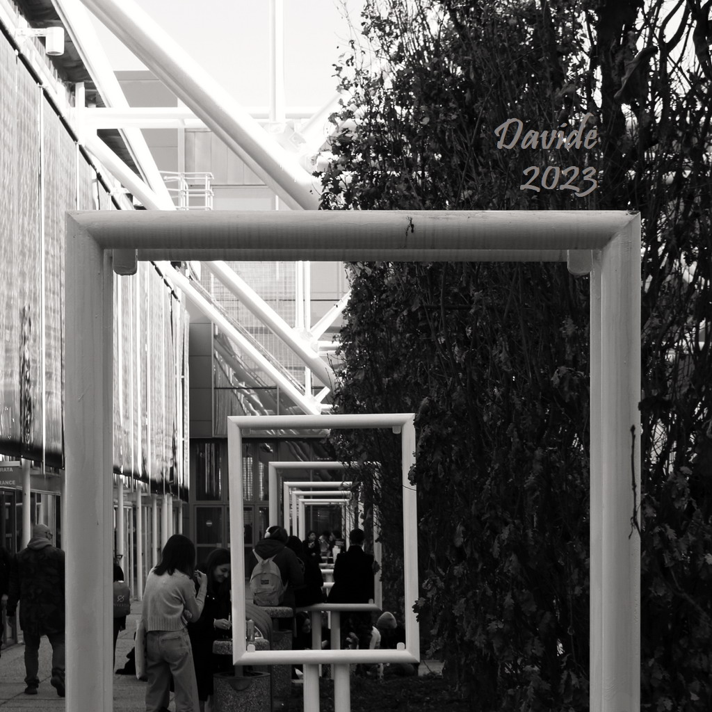 Bologna (Emilia-Romagna – Italia). Le sagome rettangolari nel giardino fra i padiglioni 25 e 26 della Fiera di Bologna. Fotografia di Davide (febbraio 2023). © Davide Tansini