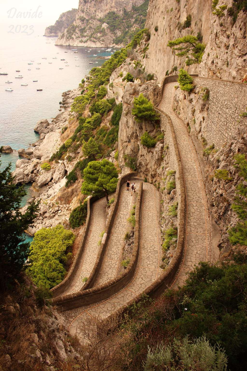 Isola di Capri (Napoli, Campania – Arcipelago Campano, Italia). Tornanti di Via Krupp e Baia di Marina Piccola. Fotografia di Davide (settembre 2023). © Davide Tansini